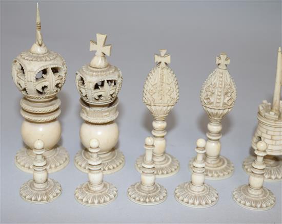 An early 19th century Anglo Indian green stained and plain ivory chess set, kings 4in.